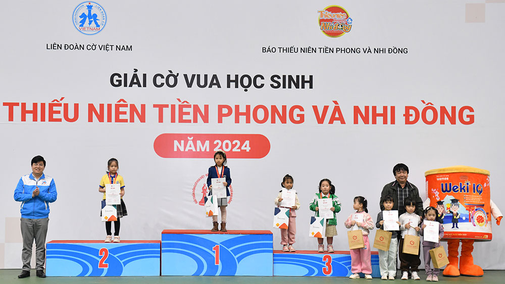 Nhà báo Phan Việt Hùng - Phó Tổng Biên tập báo TNTP&NĐ và anh Hoàng Đức Nam - Phó Trưởng Ban Thanh niên Công nhân và Đô thị - Bí thư Đoàn Cơ quan T.Ư Đoàn (bìa trái) trao giải cho các kỳ thủ