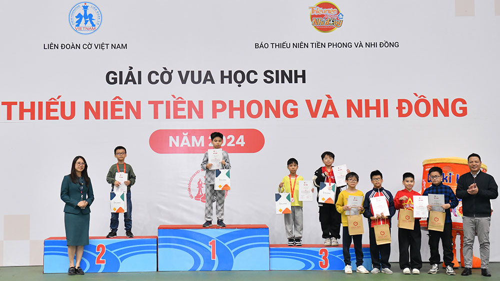 Nhà Báo Phạm Định Thi - Ủy viên Ban Biên tập Báo TNTP&NĐ và Bà Phan Tâm – Quản lý phòng Tuyển sinh trường PTLCSN Quốc tế Wellspring Hà Nội trao giải cho các bạn học sinh khối 4-5, bảng Phong trào