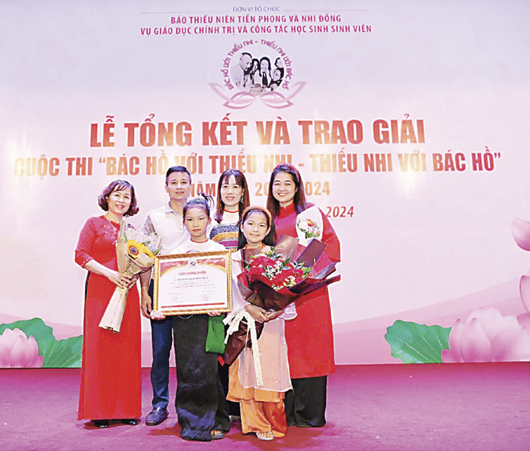 Khánh Ngọc
nhận giải thưởng và
Bằng khen cuộc thi
“Bác Hồ với Thiếu nhi -
Thiếu nhi với Bác Hồ”