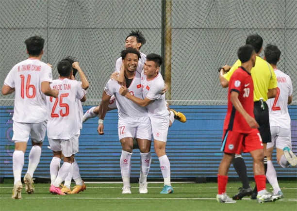 Xuân Son cuối cùng đã ghi bàn ở phút bù giờ thứ 14, ấn định chiến thắng 2-0 cho ĐT Việt Nam