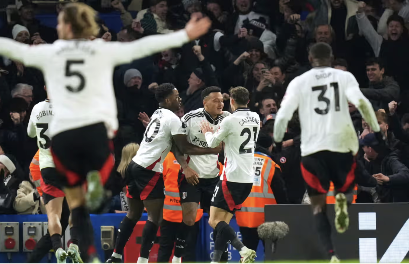 Muniz chia vui với các đồng đội sau khi ấn định chiến thắng 2-1 cho Fulham. Ảnh: AP