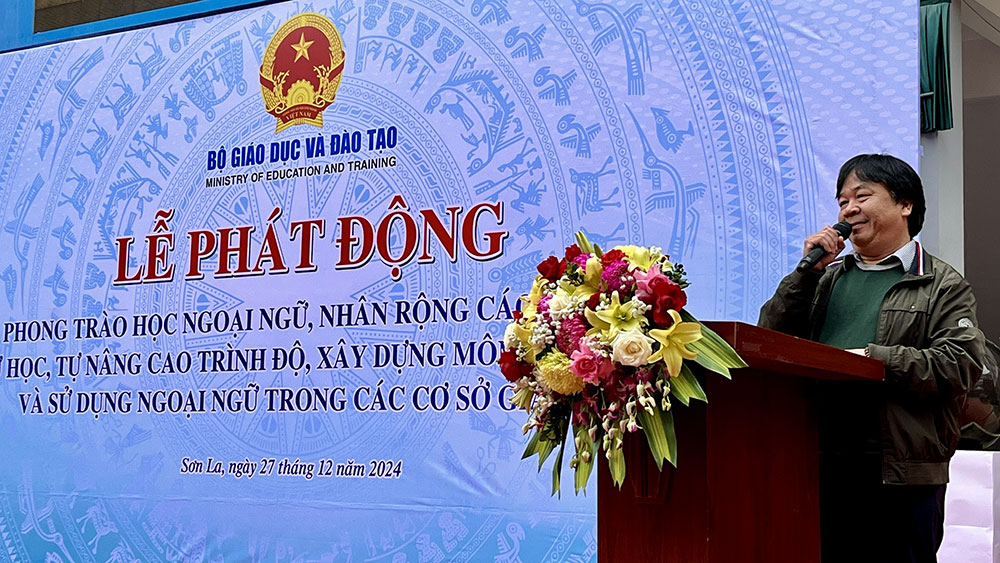 Nhà báo Phan Việt Hùng - Phó Tổng Biên tập Báo TNTP&NĐ phát biểu tại chương trình