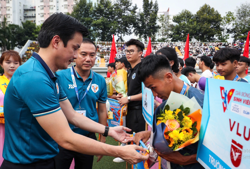 Ông Nguyễn Nam Nhân, Phó giám đốc Sở VH-TT TP.HCM (bìa trái) trao hoa cho các cầu thủ tham gia giải đấu.