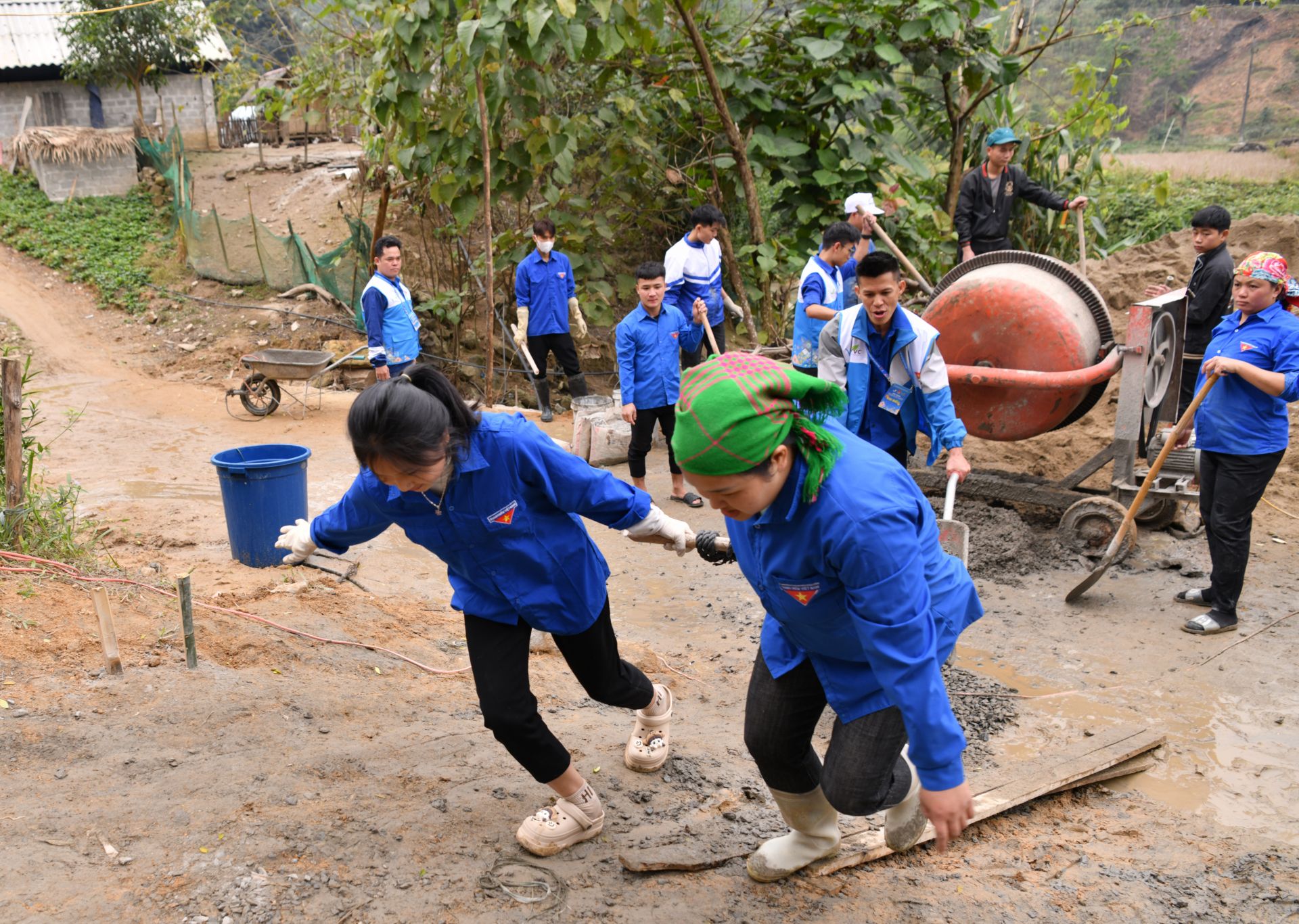 Thanh niên tình nguyện hỗ trợ xây dựng đường liên thôn tại xã Nậm Lúc