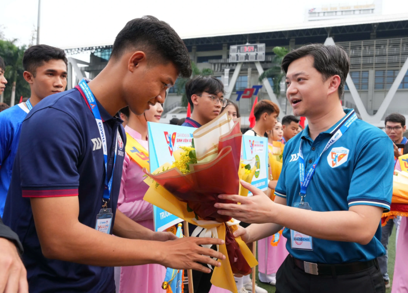 Anh Nguyễn Minh Triết - Bí thư Trung ương Đoàn, Chủ tịch Trung ương Hội sinh viên Việt Nam động viên các đội tham dự giải. Ảnh: Báo Thanh Niên