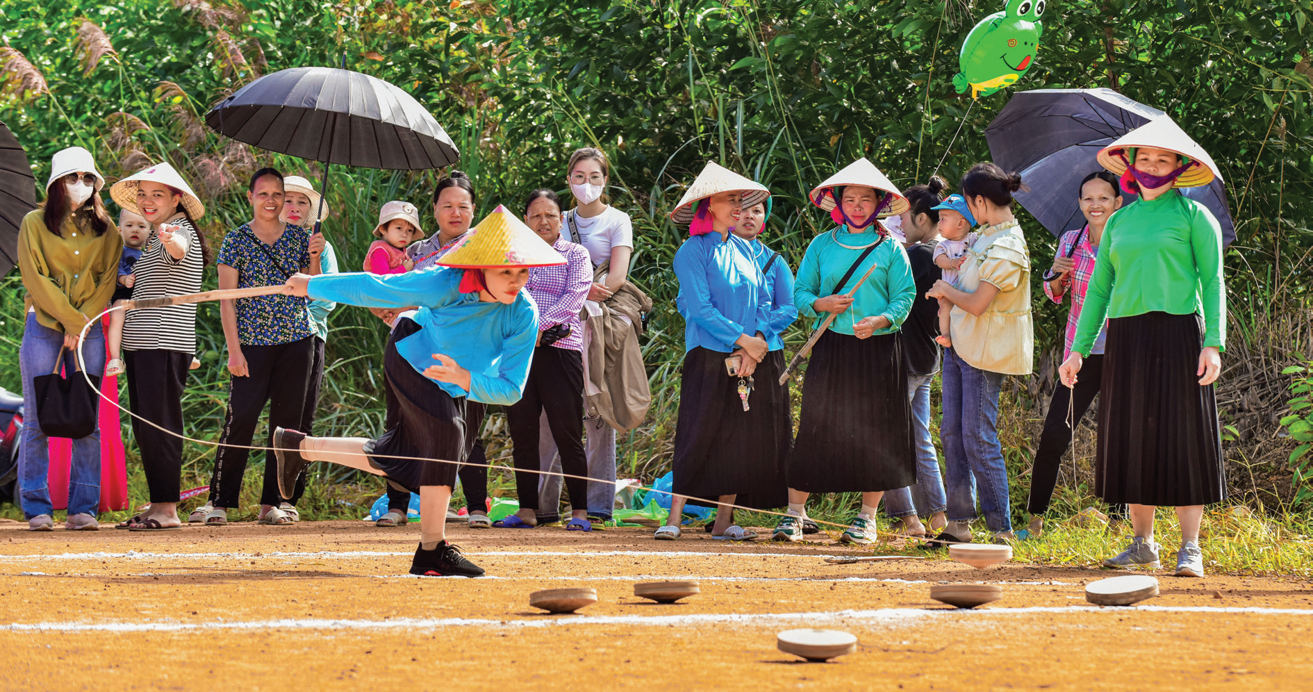 Hội thi đánh quay của đồng bào dân tộc Sán Chỉ
tại xã Hải Sơn, TP. Móng Cái, tỉnh Quảng Ninh.
Ảnh: Nguyễn Quốc Toàn