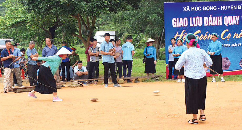 Các bà, các mẹ tham gia hội thi giao lưu đánh quay