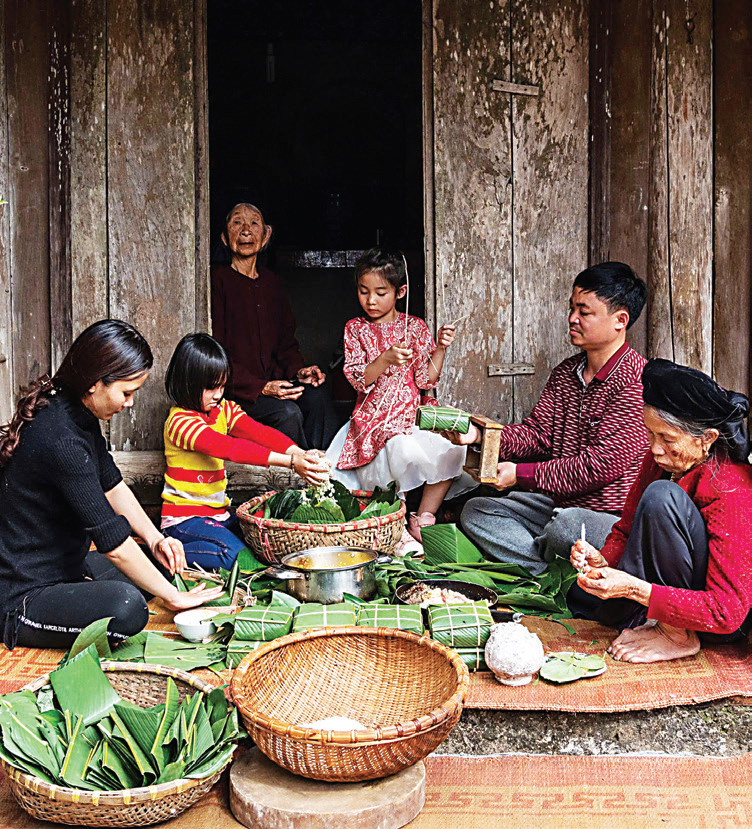 Mỗi dịp Tết đến xuân về, hình ảnh cả gia đình đoàn viên
bên nồi bánh chưng đã trở nên thân thuộc với chúng mình biết bao