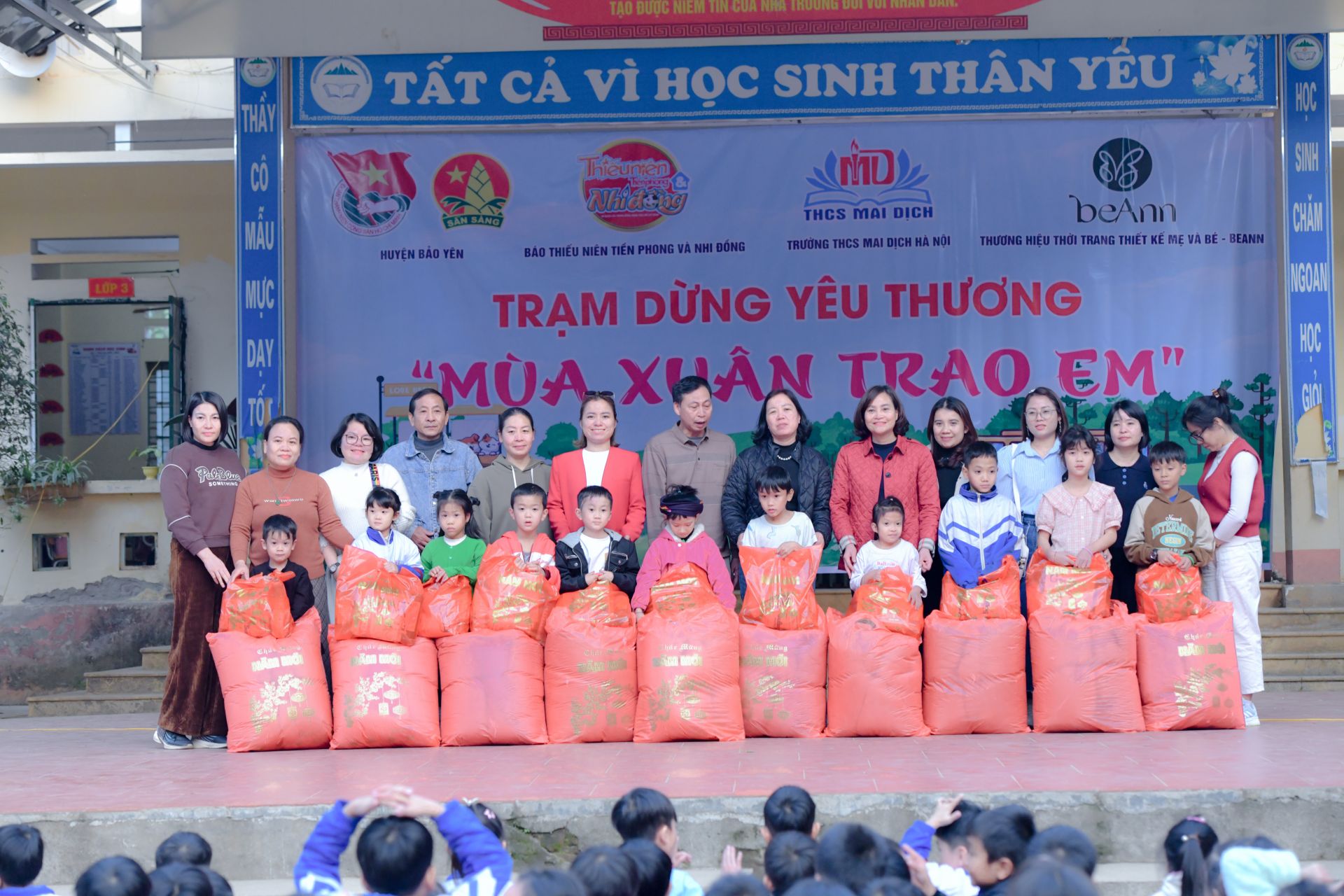 Thời gian qua, học sinh nhà trường nhận được nhiều sự hỗ trợ của chính quyền và các nhà hảo tâm