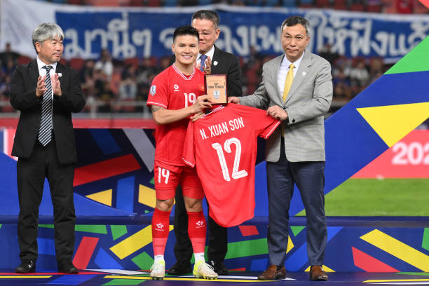 Quang Hải thay mặt Xuân Son nhận giải Vua phá lưới ASEAN Cup 2024 (7 bàn thắng)