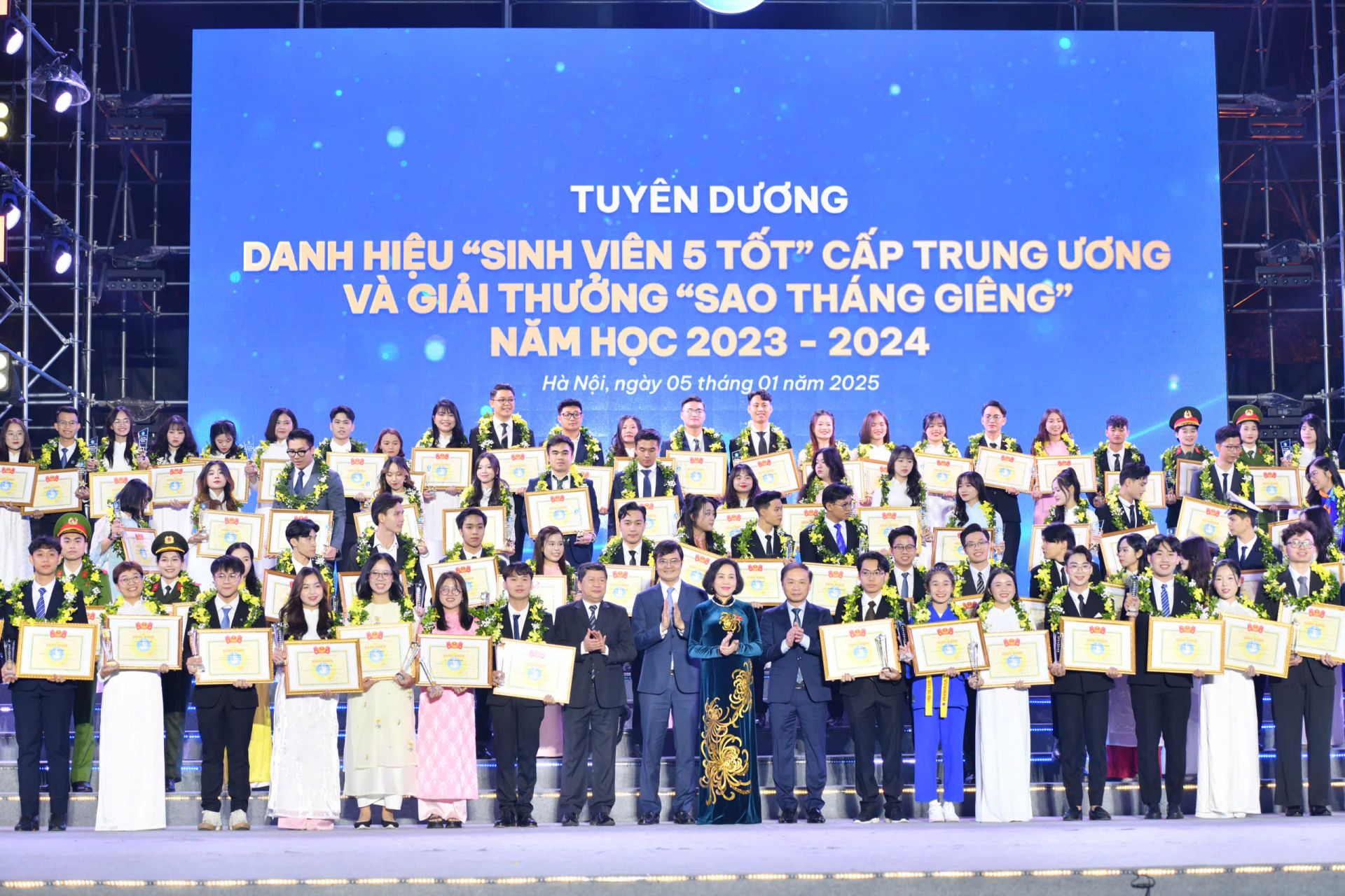 Tuyên dương danh hiệu 