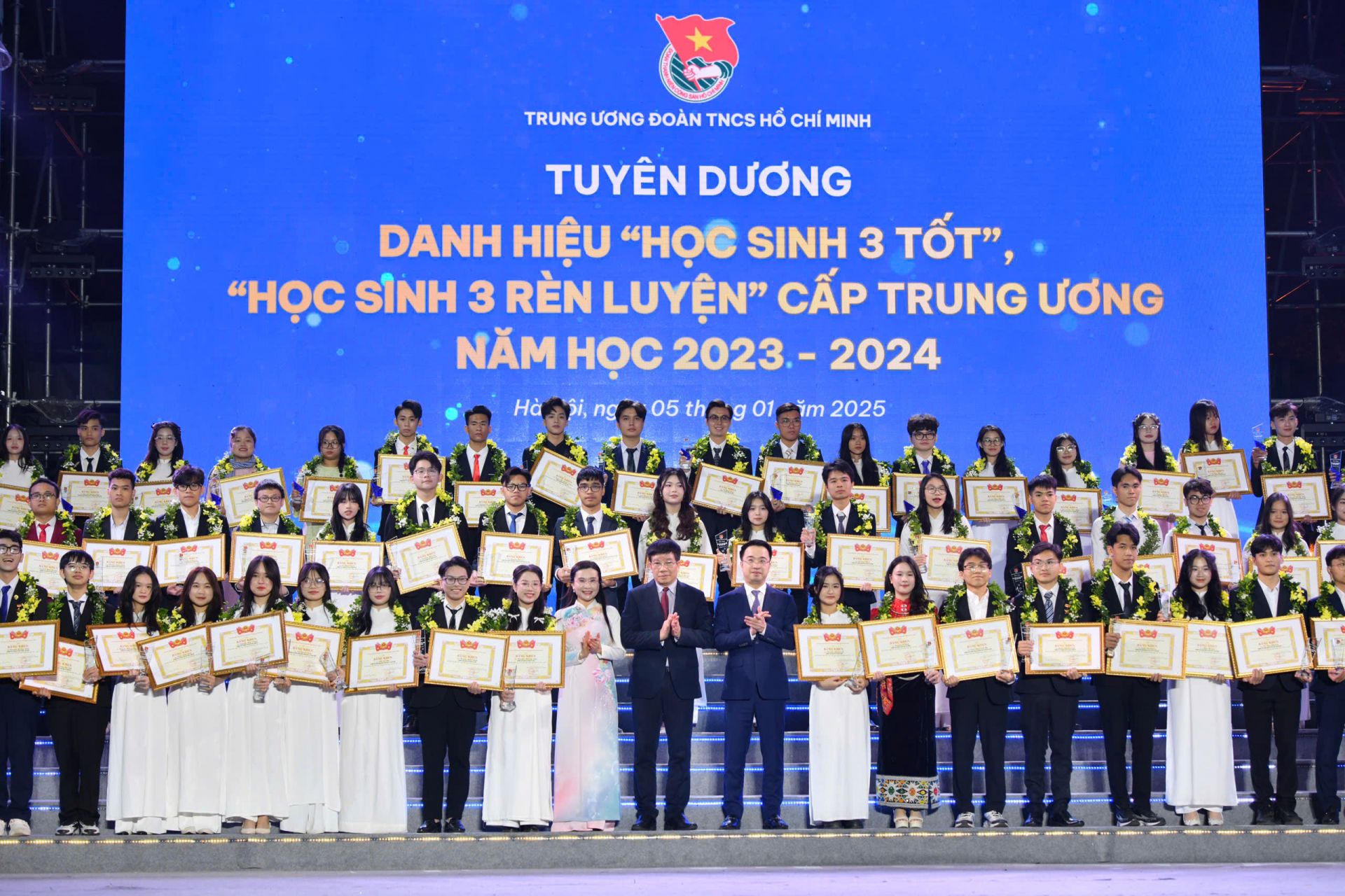 Tuyên dương danh hiệu 