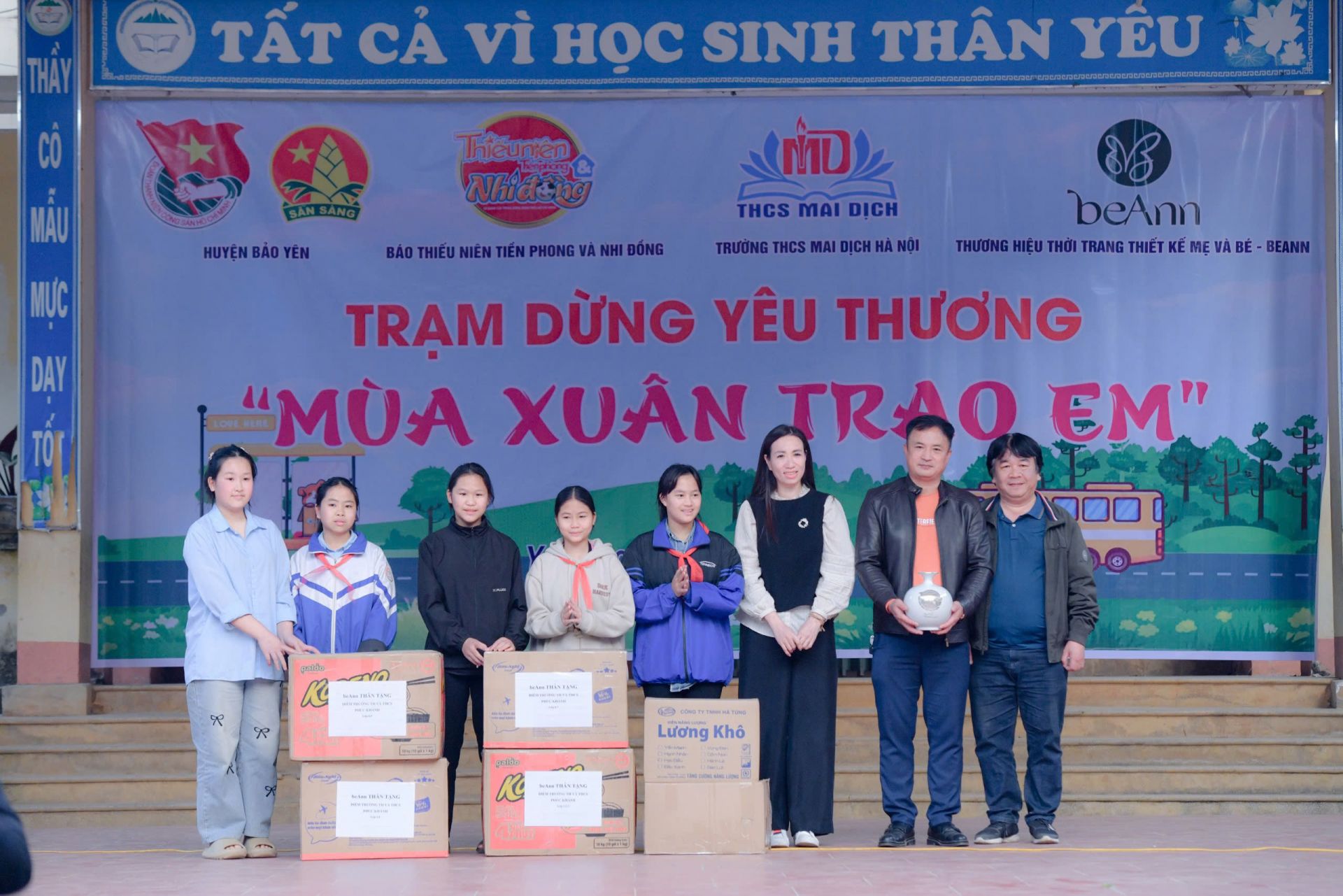 Báo TNTP&NĐ, thương hiệu thời trang Bean Kids trao quà tặng cho học sinh nhà trường