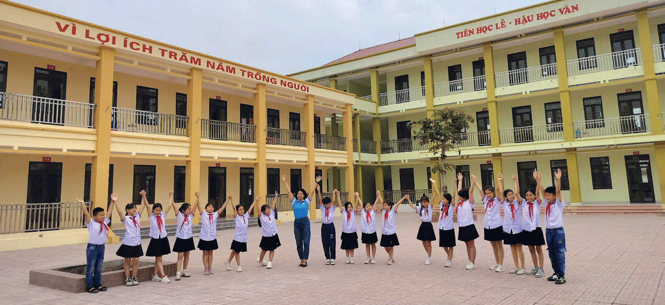 Cô trò chúng tớ cùng nhau tạo dáng chụp ảnh tập thể vui ơi là vui.