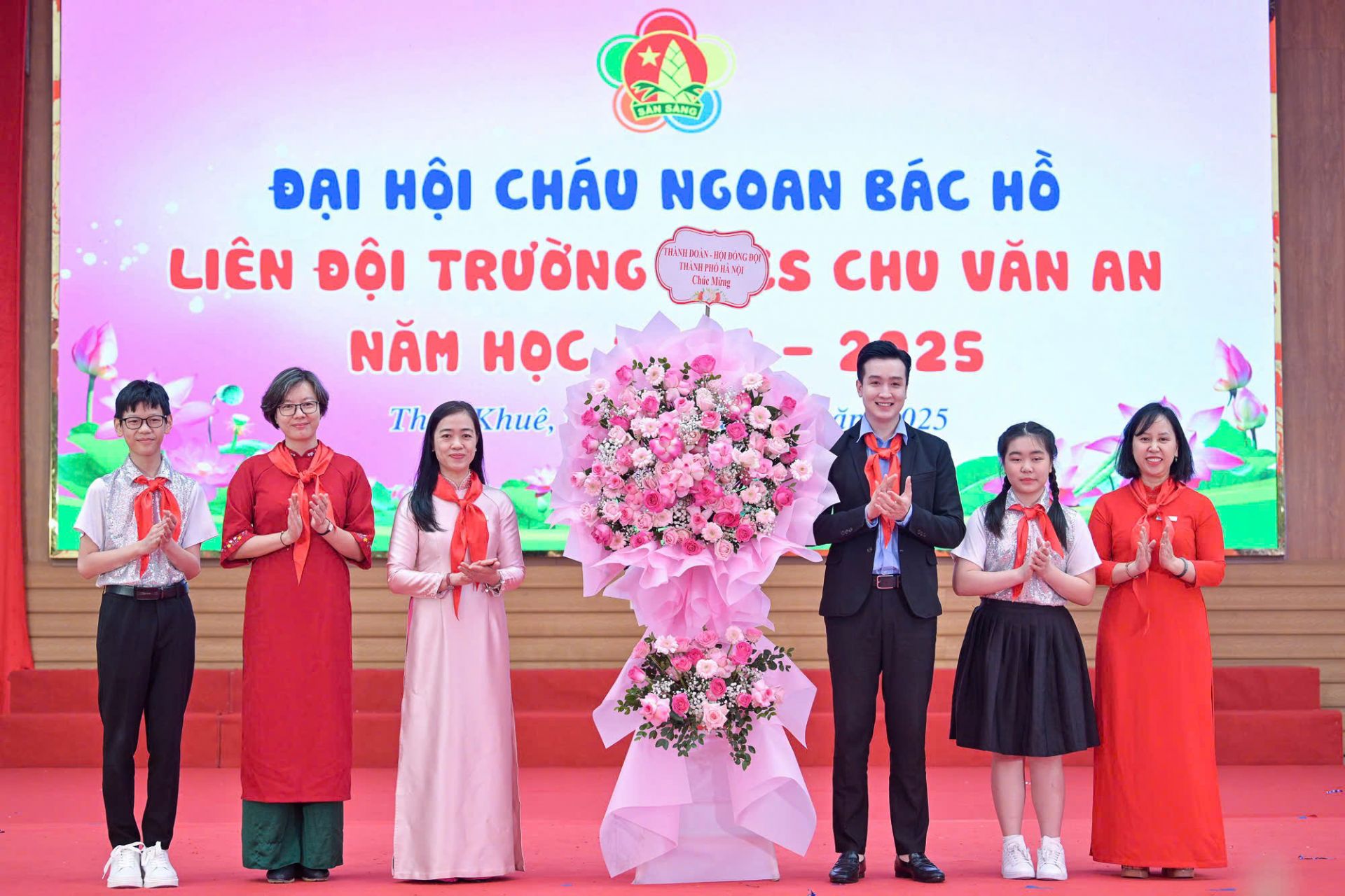 Thành đoàn - Hội đồng Đội thành phố Hà Nội chúc mừng Liên đội Trường THCS Chu Văn An.