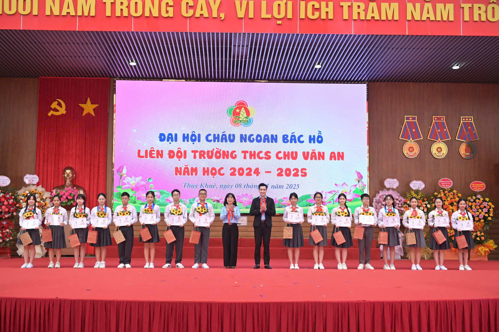 Tuyên dương, trao danh hiệu “Cháu ngoan Bác Hồ” cho đội viên Trường THCS Chu Văn An