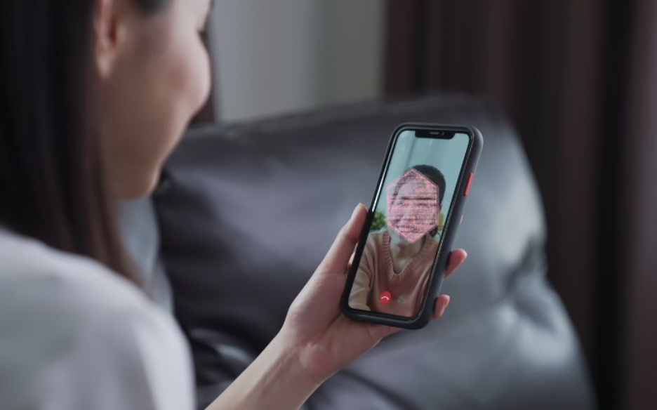 Deepfake có thể tạo dựng khuôn mặt người thân trong cuộc gọi video khiến nạn nhân tin tưởng.