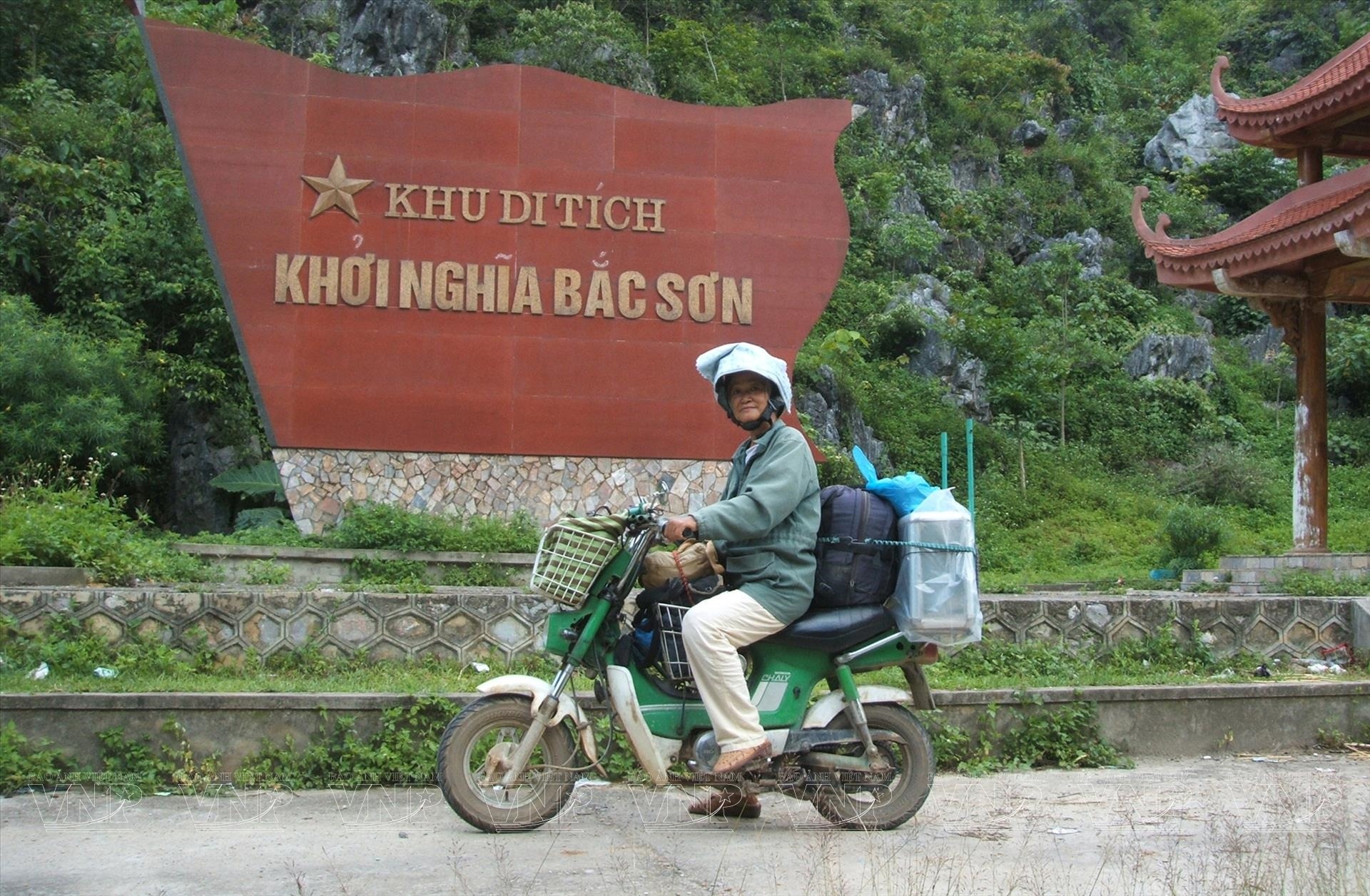 Trong suốt
hành trình, nữ họa sĩ
trung thành với những
chiếc xe máy 50cc
nhỏ nhắn