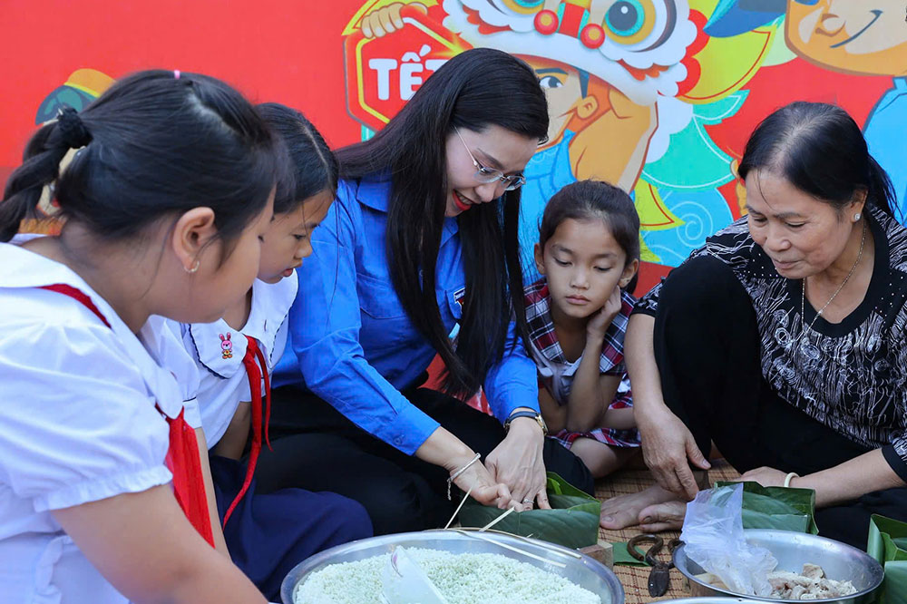 Bí thư T.Ư Đoàn, Chủ tịch Hội đồng Đội T.Ư Nguyễn Phạm Duy Trang cùng các bạn nhỏ tham gia hoạt động gói bánh Chưng ngày Tết