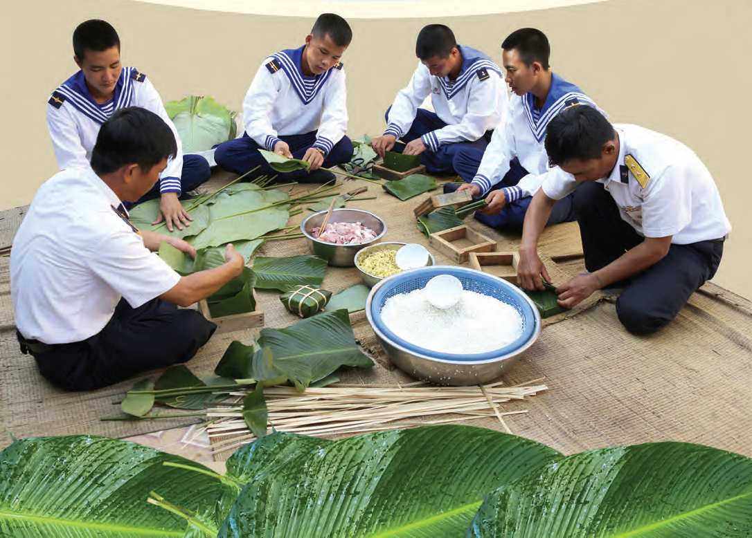 Các chiến sĩ
gói bánh chưng
khéo léo lắm đấy!