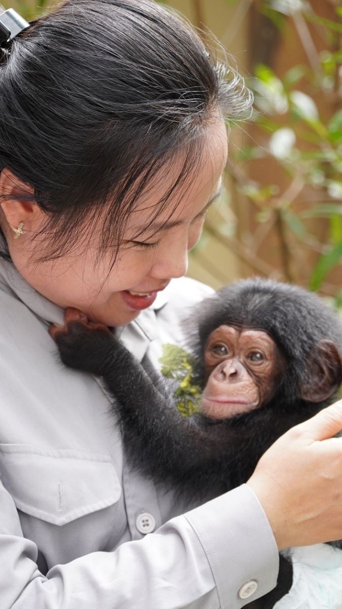 Mây thích làm nũng với các cô chú
nhân viên và du khách tham quan