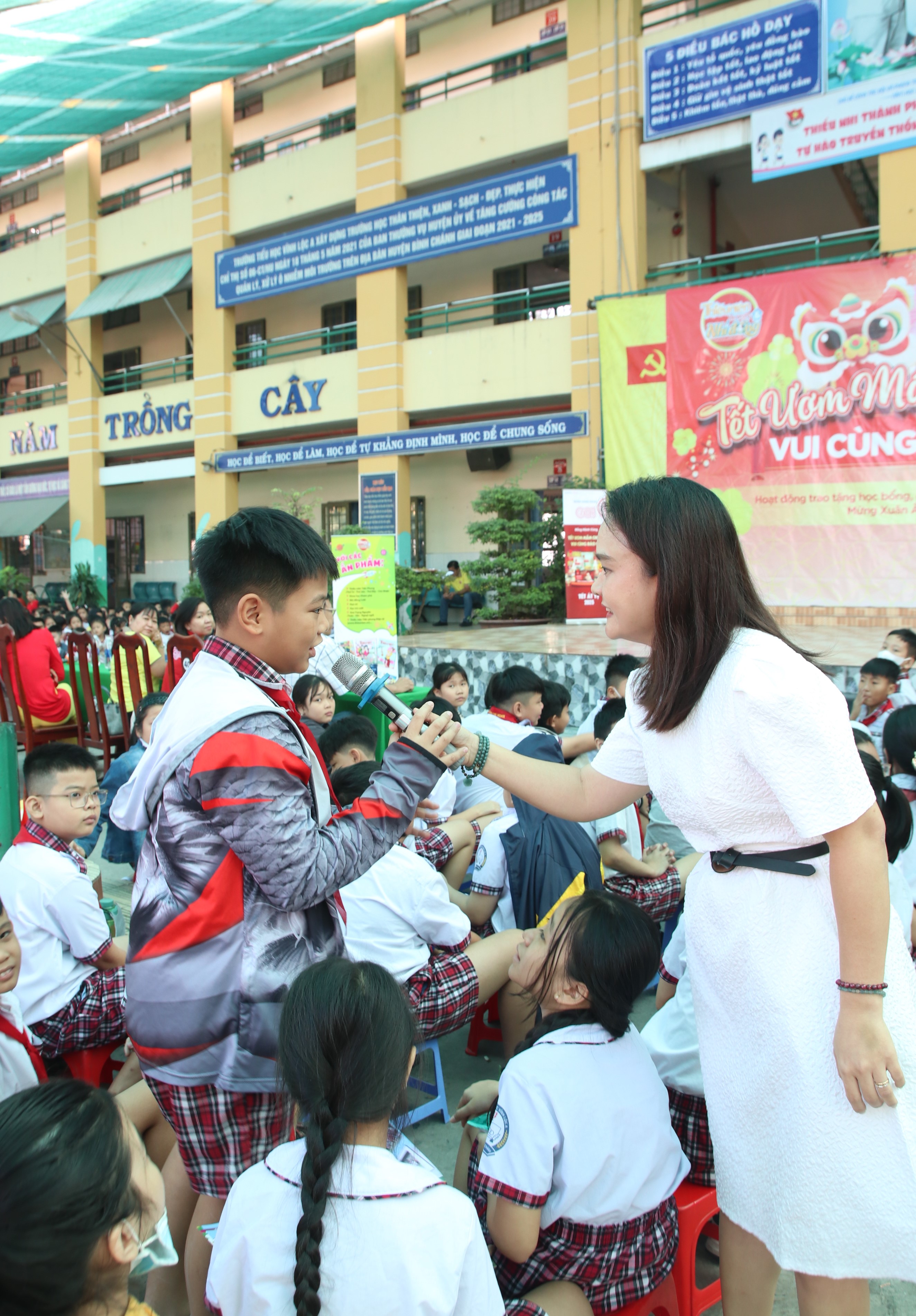  Nhà báo Nguyễn Hồng Thắm chia sẻ với các bạn nhỏ những điều thú vị từ sách, báo.