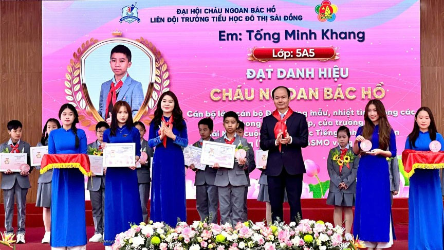 Bí thư Thành Đoàn Hà Nội Chu Hồng Minh và Bí thư Quận ủy Long Biên Đường Hoài Nam trao khen thưởng các em đội viên tiêu biểu