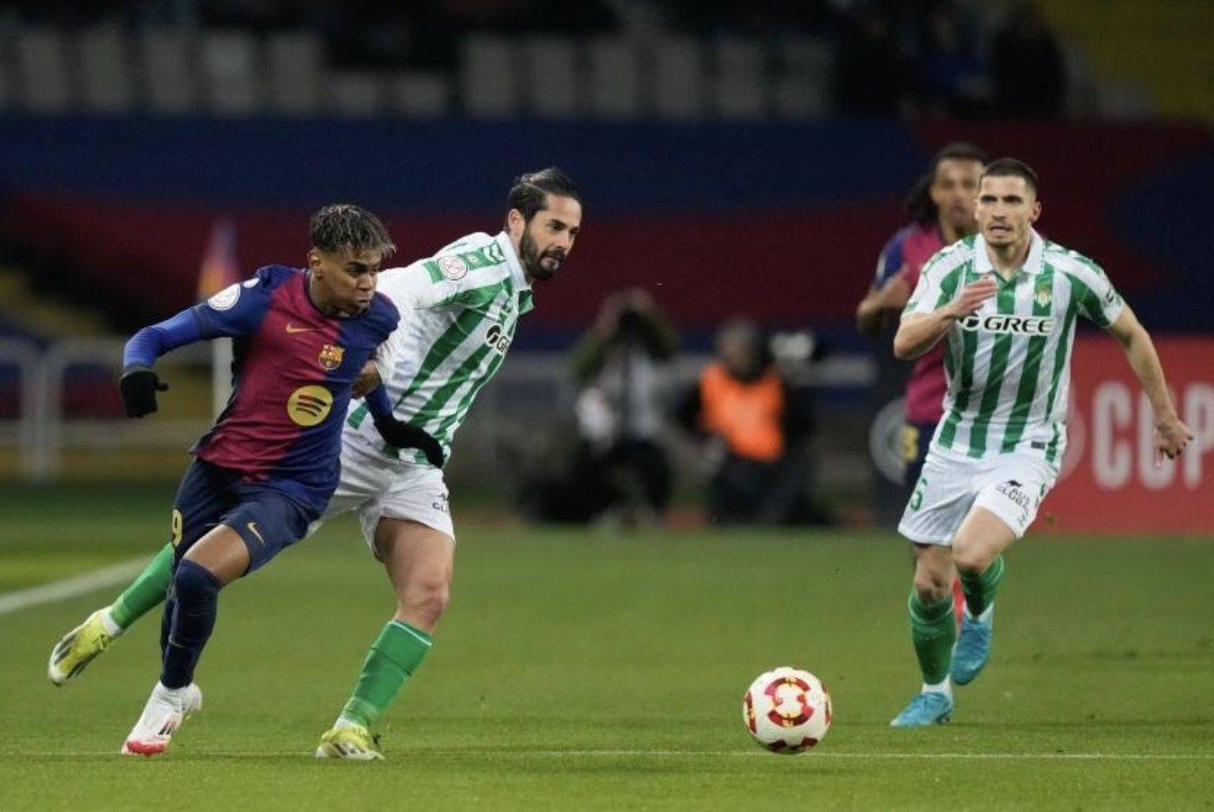 Yamal toả sáng trong trận Barca 5-1 Betis tối 15/1. Ảnh: EFE