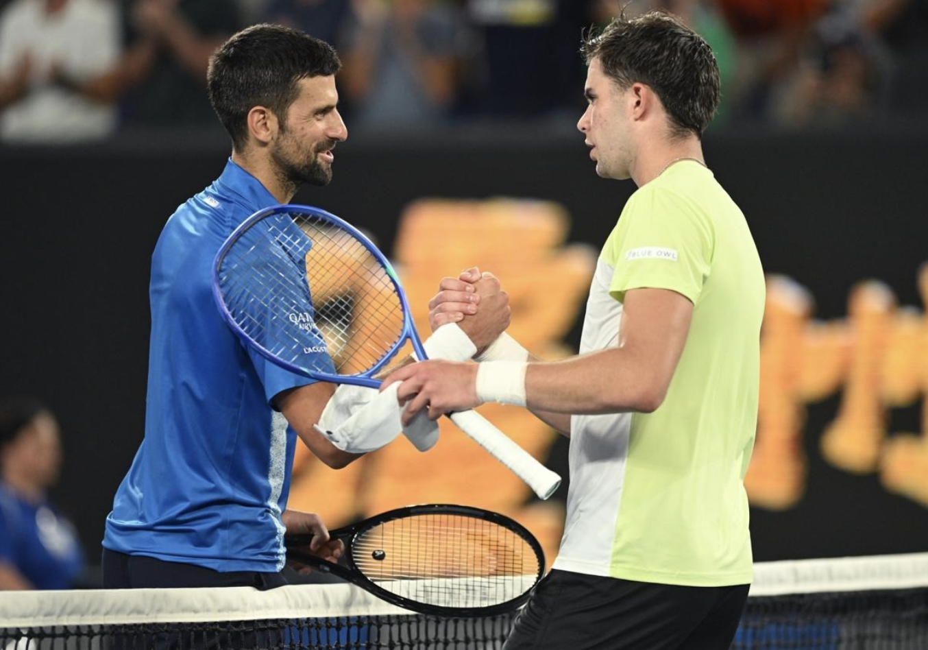 Djokovic (trái) bắt tay Faria sau trận đấu. Ảnh: ATP.