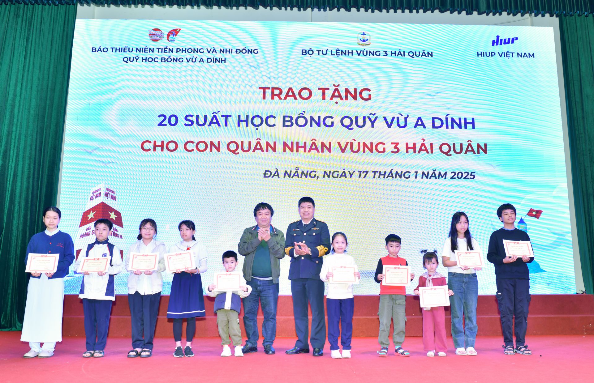 Trao học bổng cho các bạn thiếu nhi vượt khó, vươn lên trong học tập.