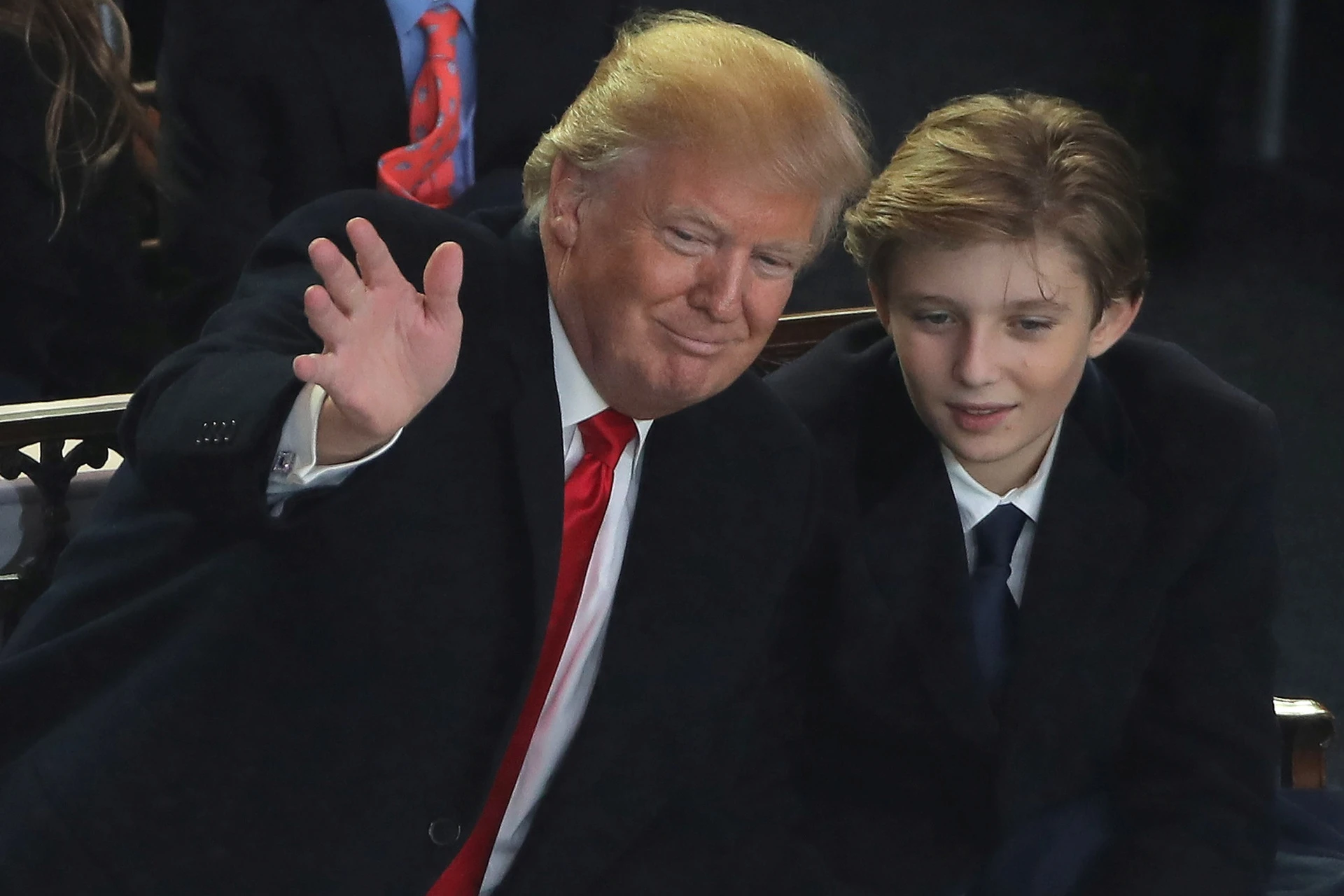 Phong thái mới của Barron Trump khiến công chúng không khỏi bất ngờ trước sự trưởng thành vượt bậc của cậu bé năm nào. Năm 2017, khi ông Trump nhậm chức tổng thống Mỹ lần đầu tiên, Barron Trump chỉ là một cậu bé 11 tuổi với dáng vẻ gầy gò và gương mặt ngây thơ.