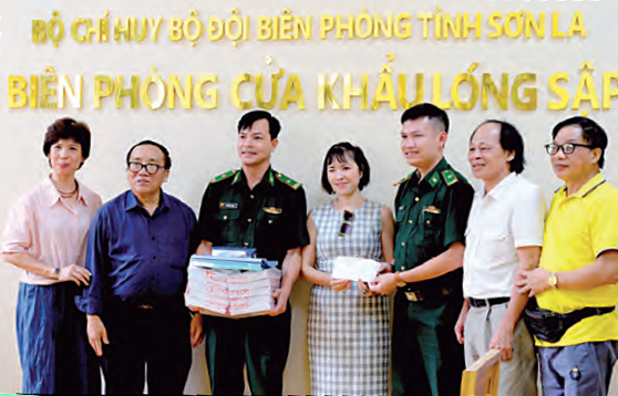 Nhà thơ
đồng hành cùng
“Báo Đội” trao quà cho
chương trình “Nuôi em”
tại Đồn Biên phòng
Lóng Sập, tỉnh
Sơn La