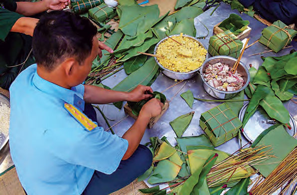 Gói bánh chưng ở Trường Sa là gói cả hương vị Tết nơi đất liền
gửi ra với Đảo