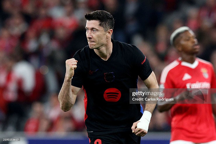 Lewandowski tỏa sáng với cú đúp trên chấm 11m 