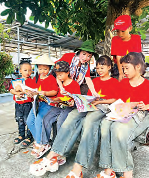 “Báo Đội” vượt muôn trùng sóng mang niềm vui đến với
các bạn ở lớp học ngoài đảo xa