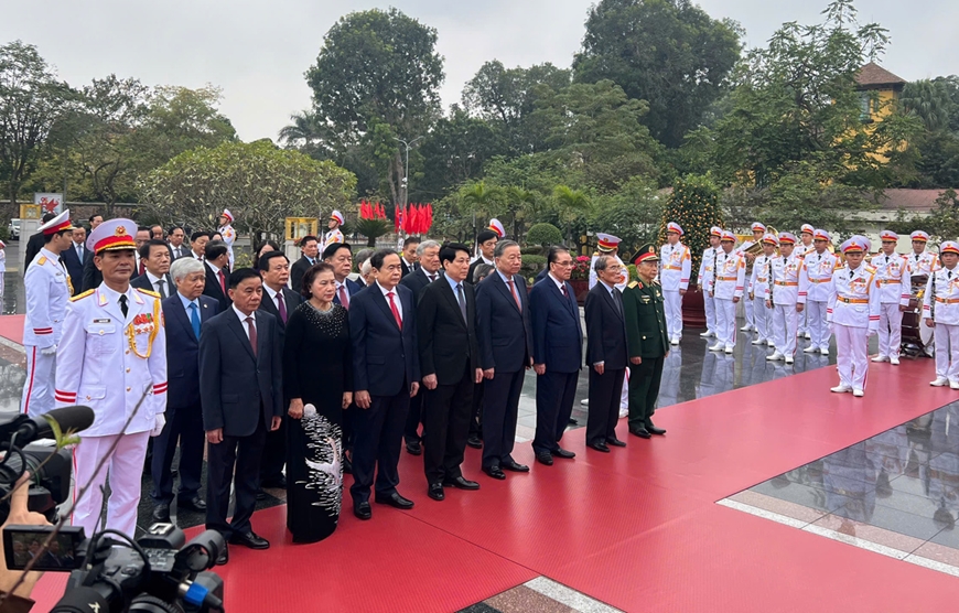 Đoàn đại biểu lãnh đạo, nguyên lãnh đạo Đảng, Nhà nước đến đặt vòng hoa và dâng hương tưởng niệm các Anh hùng liệt sĩ tại Đài Tưởng niệm các Anh hùng liệt sĩ, đường Bắc Sơn, Hà Nội