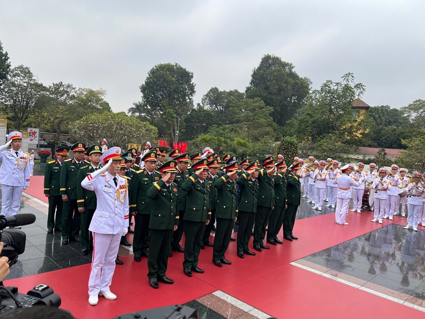 Đoàn đại biểu Quân ủy Trung ương, Bộ Quốc phòng đã đến đặt vòng hoa, tưởng niệm các Anh hùng liệt sĩ tại Đài tưởng niệm các Anh hùng liệt sĩ, đường Bắc Sơn, Hà Nội