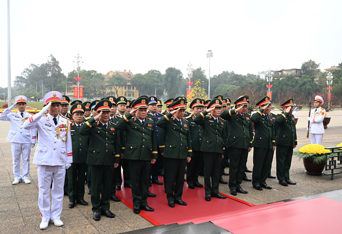 Đoàn đại biểu Quân ủy Trung ương, Bộ Quốc phòng do Đại tướng Phan Văn Giang, Ủy viên Bộ Chính trị, Phó bí thư Quân ủy Trung ương, Bộ trưởng Bộ Quốc phòng dâng hoa, vào Lăng viếng Chủ tịch Hồ Chí Minh