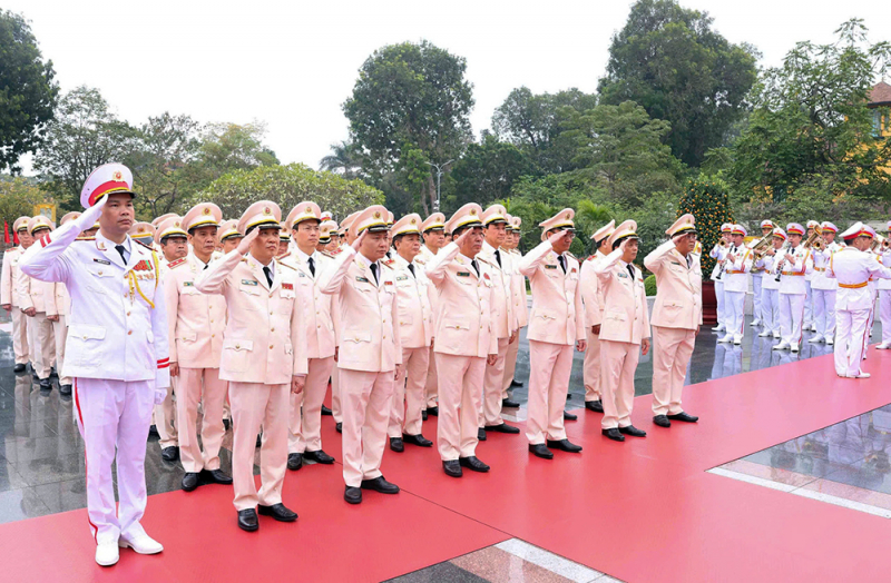 Đoàn đại biểu Đảng ủy Công an Trung ương, Bộ Công an tưởng niệm các Anh hùng Liệt sĩ.