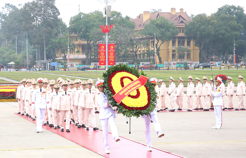 Đoàn đại biểu Đảng ủy Công an Trung ương, Bộ Công an do Thượng tướng Trần Quốc Tỏ, Ủy viên Trung ương Đảng, Thứ trưởng Bộ Công an làm Trưởng đoàn đã đến đặt vòng hoa, vào Lăng viếng Chủ tịch Hồ Chí Minh