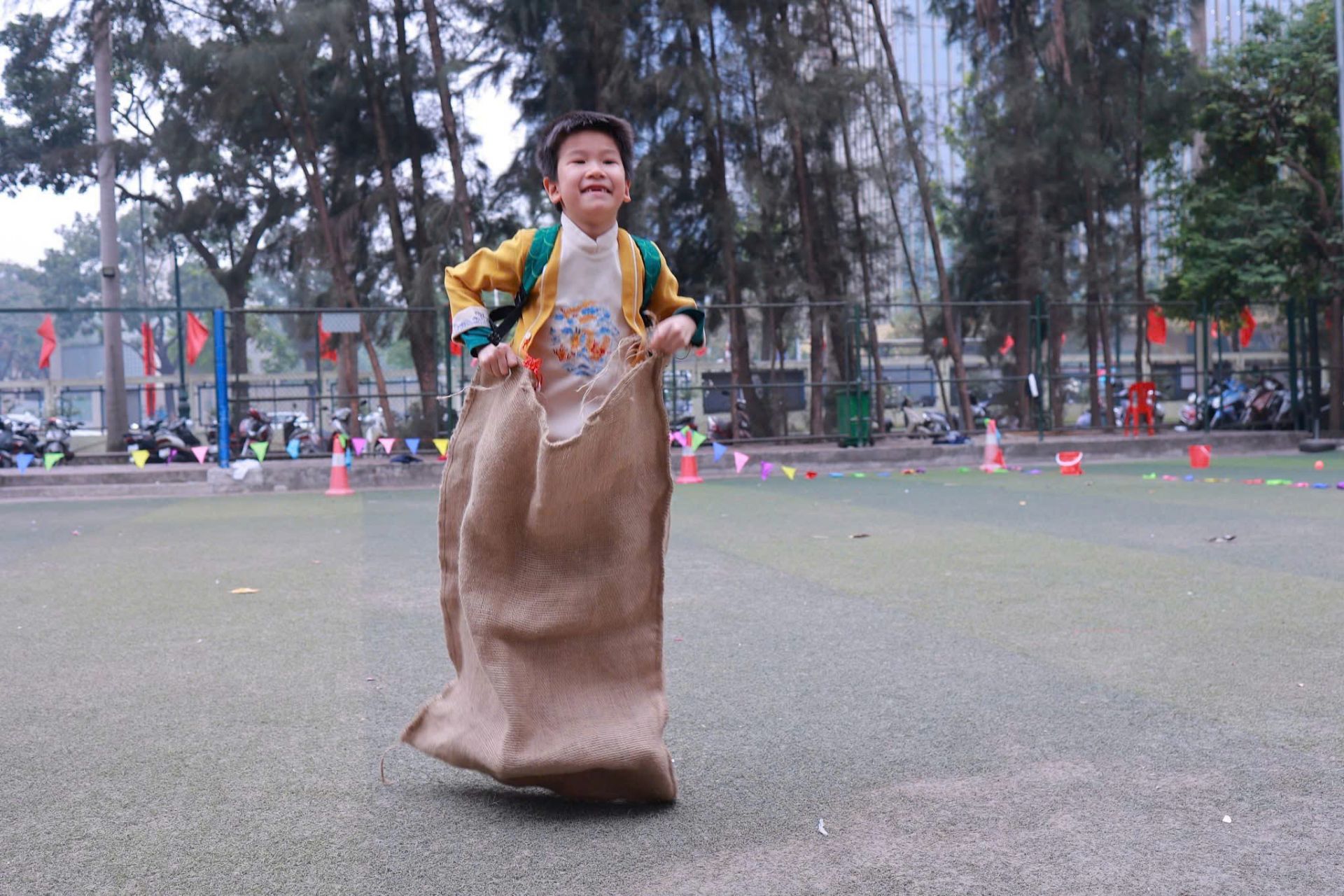 Học sinh tham gia trò chơi nhảy bao bố.