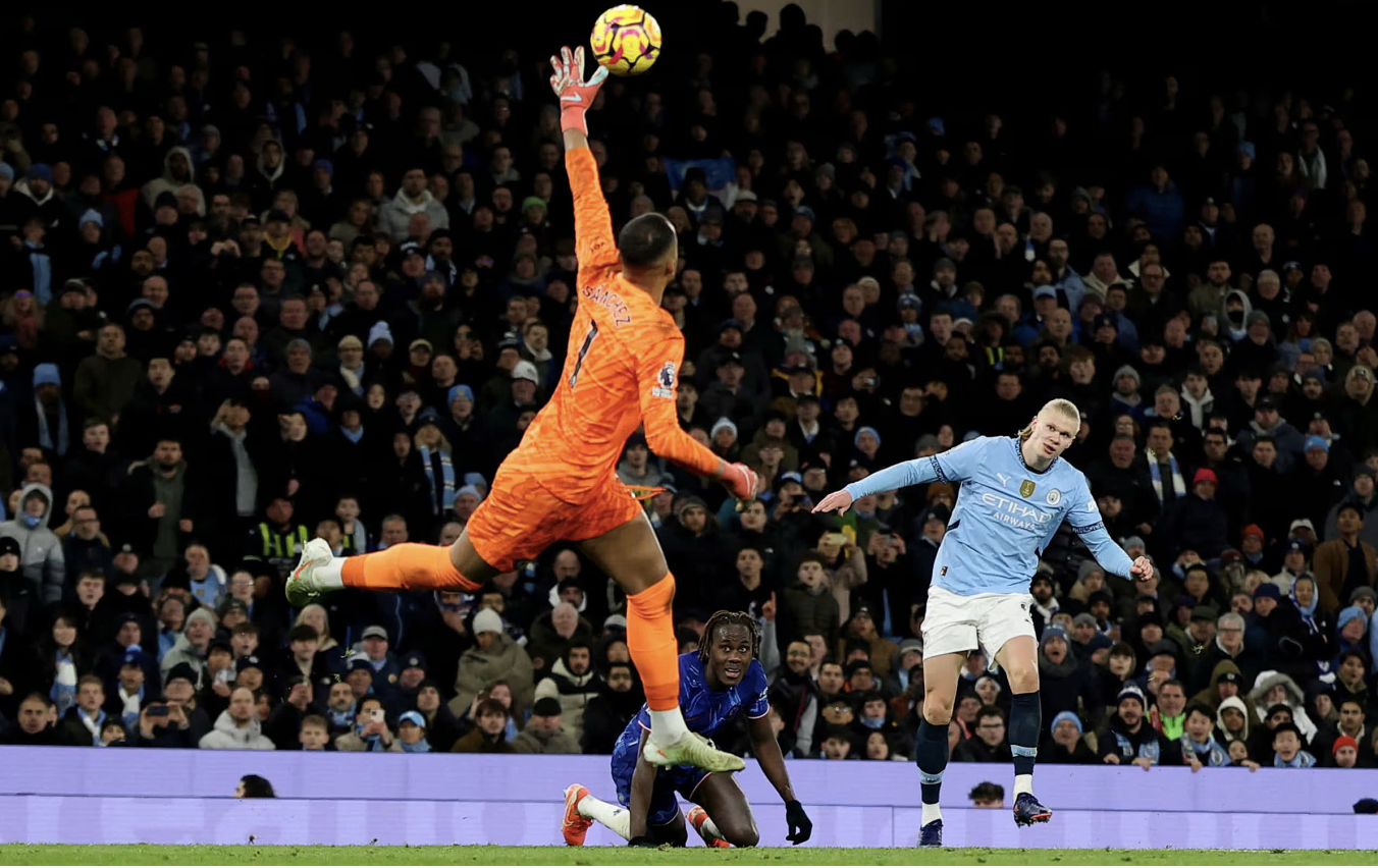 Haaland ghi bàn nâng tỷ số lên 2-1 cho Man City trước Chelsea. Ảnh: Reuters.