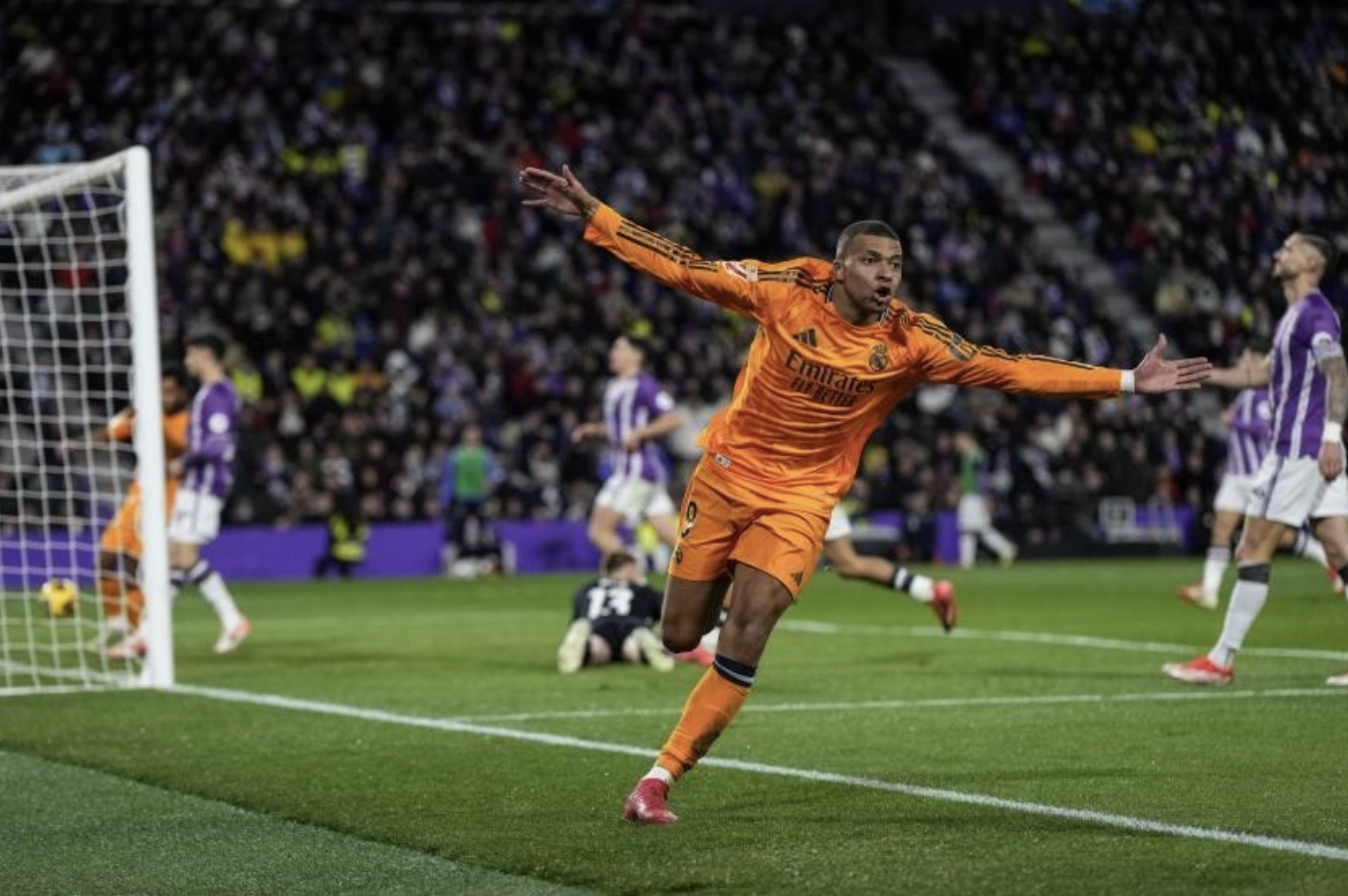 Mbappe mừng bàn nhân đôi cách biệt trận thắng Valladolid. Ảnh: AP.