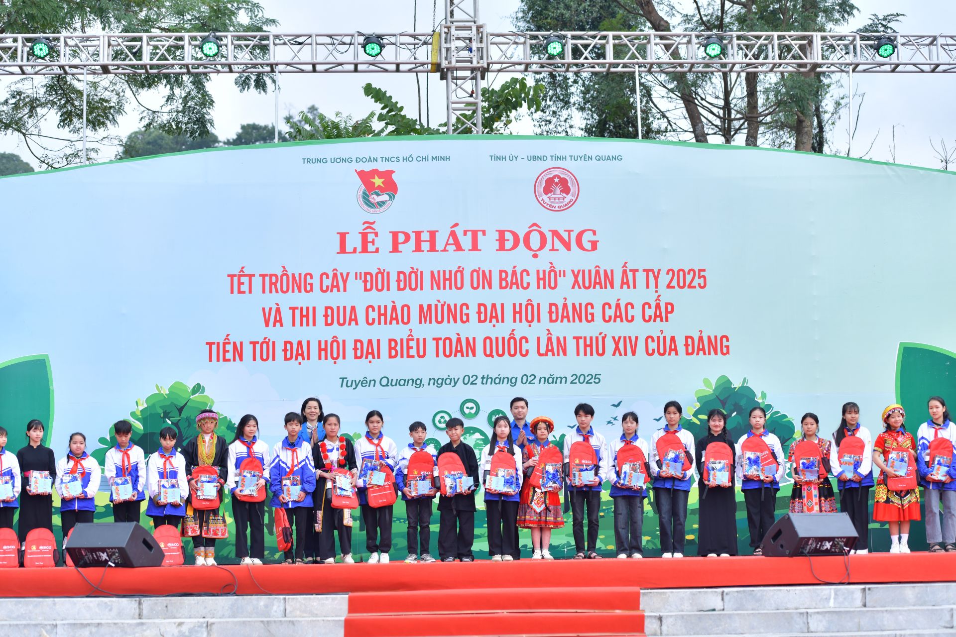 Lãnh đạo Đảng, Nhà nước trao quà cho 40 gia đình chính sách