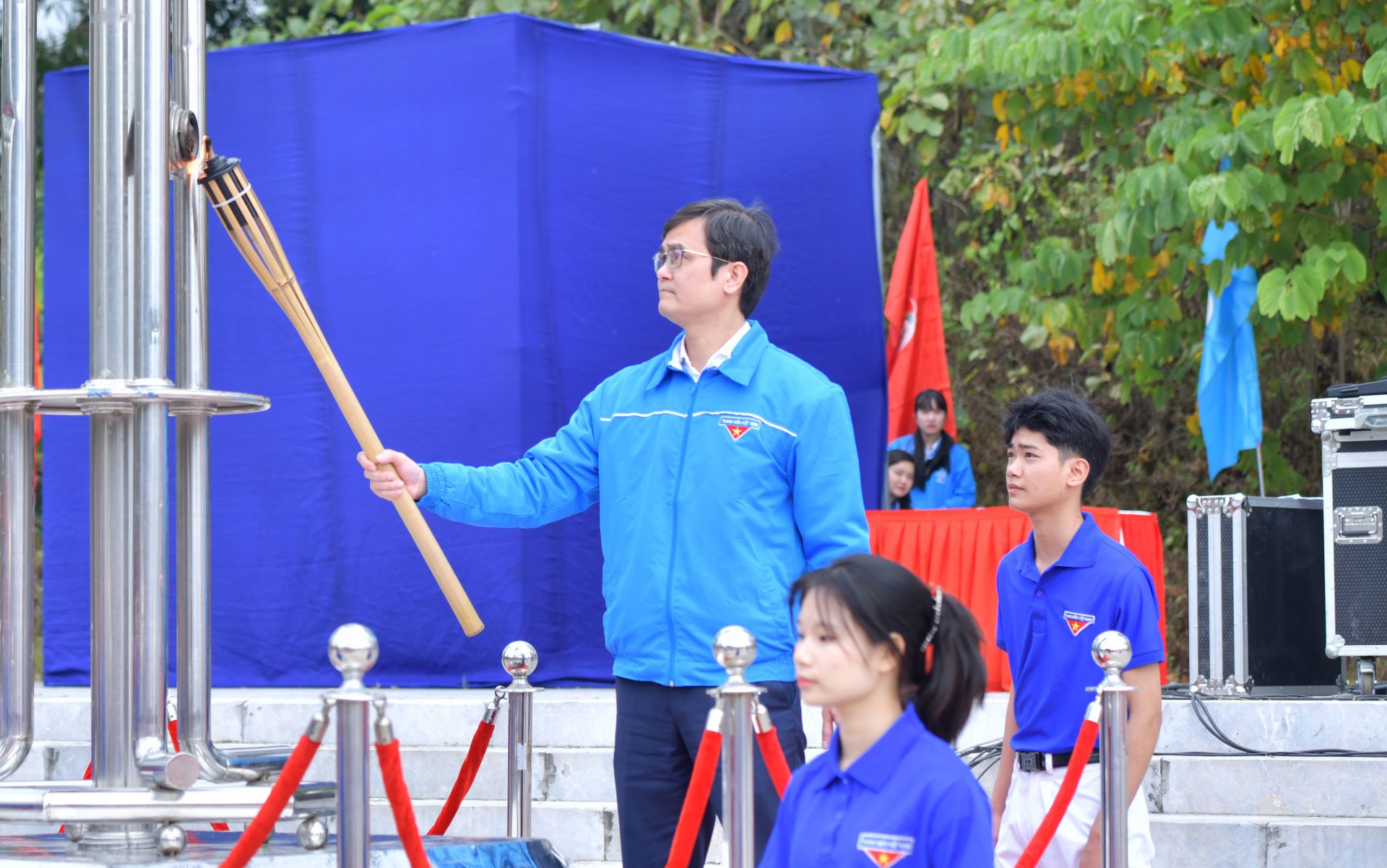 Chủ tịch Ủy ban T.Ư MTTQ Việt Nam Đỗ Văn Chiến trao ngọn đuốc cho Bí thư thứ nhất T.Ư Đoàn Bùi Quang Huy, thực hiện nghi thức phát động thi đua chào mừng Đại hội Đảng các cấp tiến tới Đại hội Đảng toàn quốc lần thứ XIV.