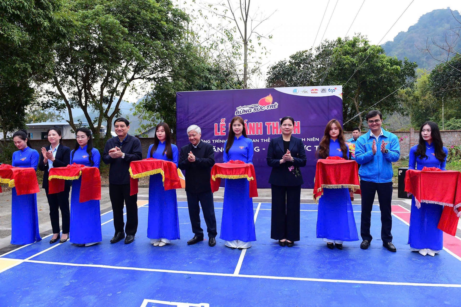 Bác Đỗ Văn Chiến cùng các đại biểu khánh thành khu vui chơi thể thao Bác Đỗ Văn Chiến cùng các đại biểu khánh thành khu vui chơi thể thao