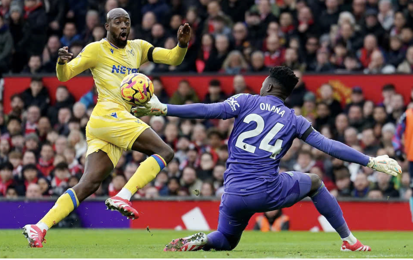 Crystal Palace (áo vàng) giành ba điểm ngay trên sân Old Trafford. Ảnh: Reuters.