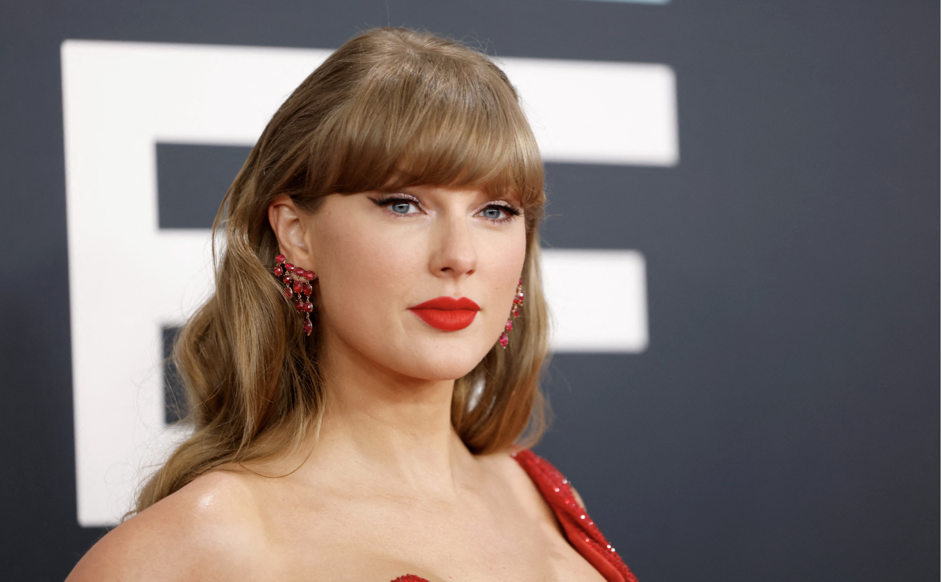 Ca sĩ Taylor Swift tại thảm đỏ sự kiện. Ảnh: AFP.