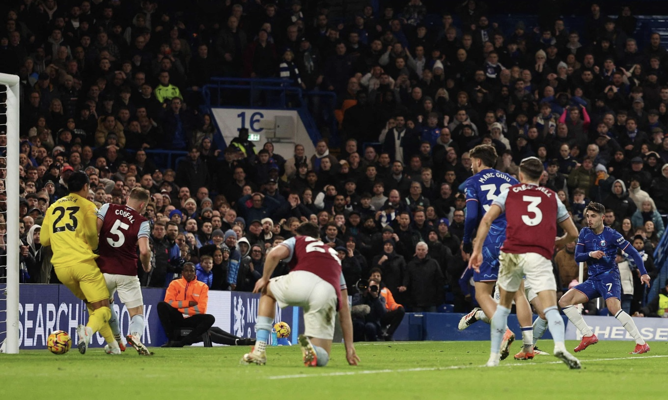 Pedro Neto ghi bàn gỡ hòa 1-1 cho Chelsea trước West Ham. Ảnh: AFP.