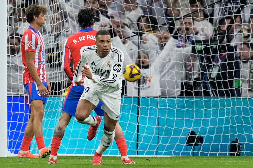 Kylian Mbappe ăn mừng sau khi ghi bàn gỡ hòa 1-1 cho Real. Ảnh: AP